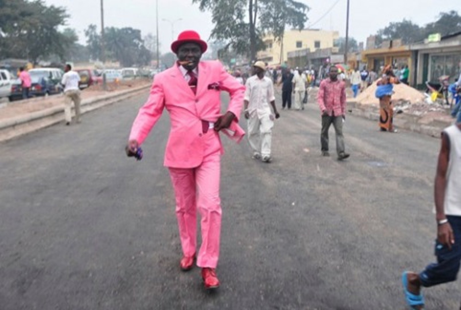 Au coeur de Kinshasa, Brazzaville et plus loin Paris, les Sapeurs travaillent à être vus car, au coeur de cette culture, le but ultime est d'attirer le regard. 