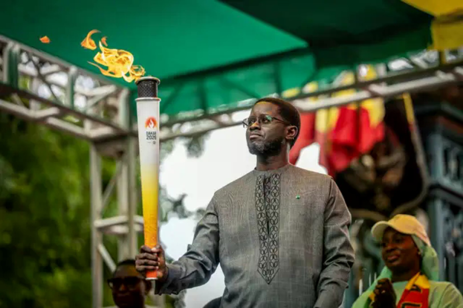 D'Athènes, la flamme olympique est arrivée à Dakar où elle a été présenté au président Bassirou Diomaye Faye avant d'entamer son périple à travers le Sénégal. 