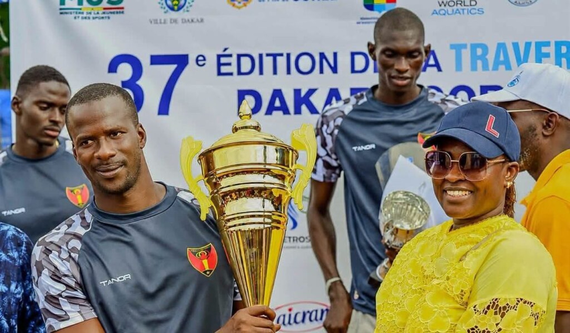 Victorieux cinq fois de suite de la Traversée Dakar-Gorée, Ousseynou Diop savoure son trophée. Il est aujourd'hui le recordman des Traversées derrière le légendaire Samba Ndoye qui, comme lui, étaie t sociétaire de l'Association sportive des Forces armées (ASFA).