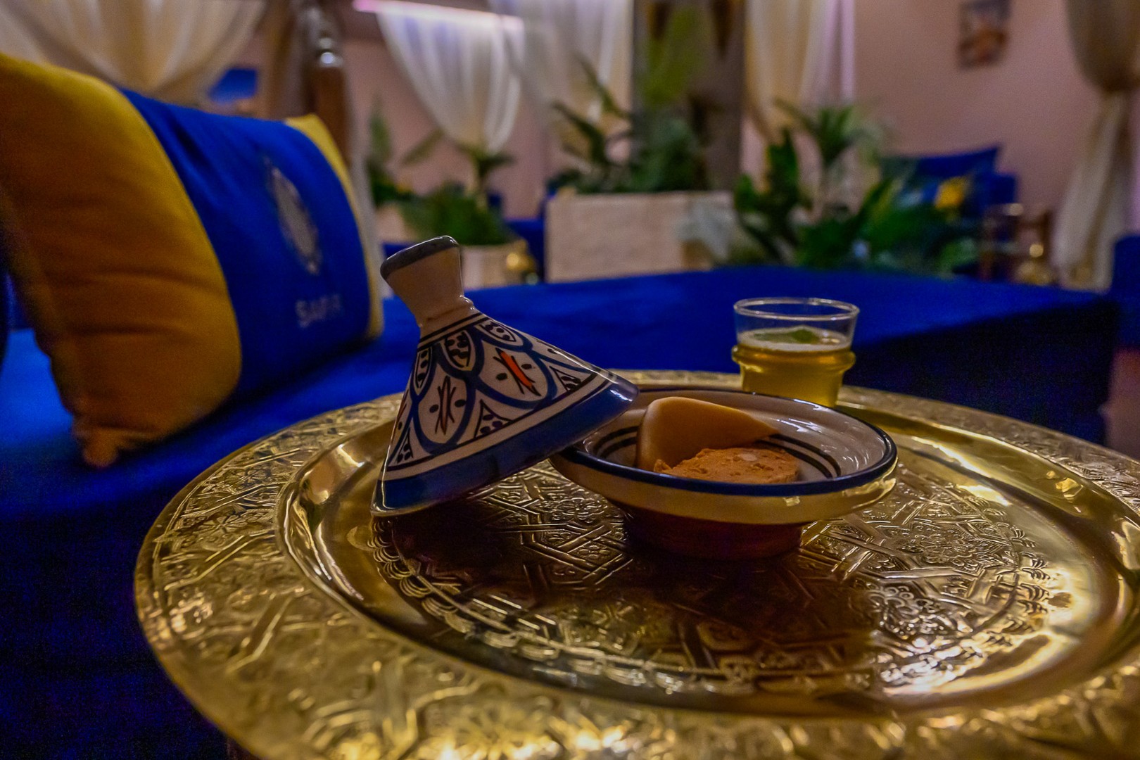 Après sa séance au hammam, rien de tel que qu'une bonne relaxation avec du thé, une corne de gazelle et un fakhass, des gâteaux typiquement marocains.&nbsp;