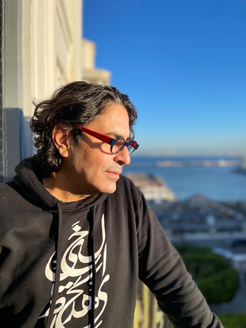 Samir Toumi sur le balcon de "La Baignoire" face au port d’Alger -&nbsp;@ Bouchra Bendris